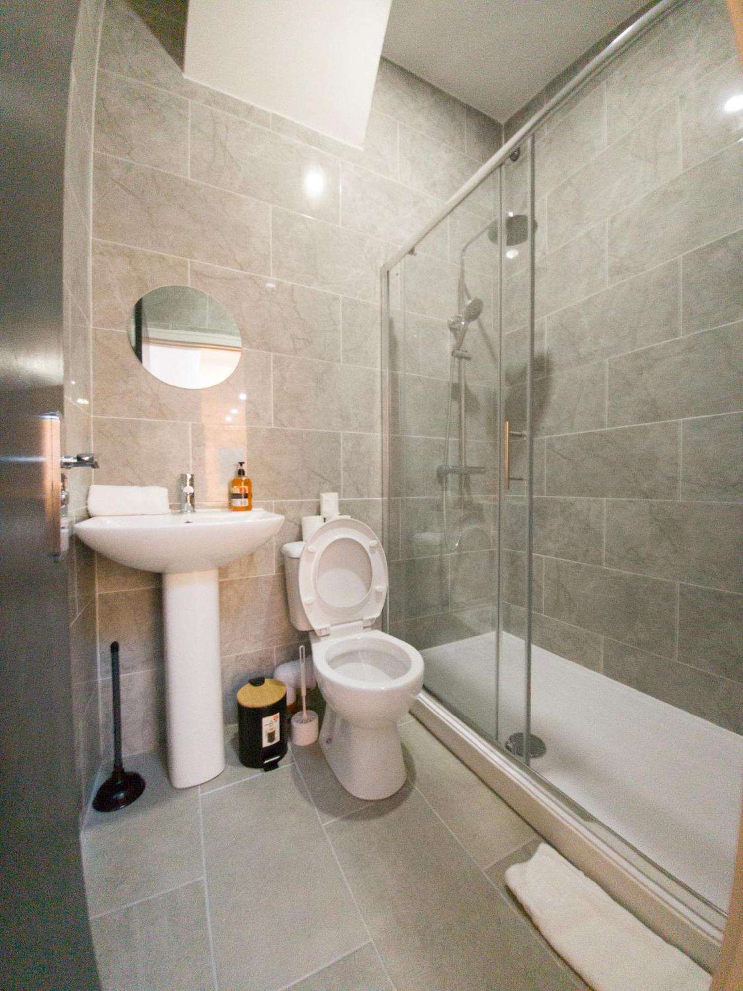Plenty Of Parking Available; 3 Bedroom Apartment By Property Promise Cardiff Eksteriør billede