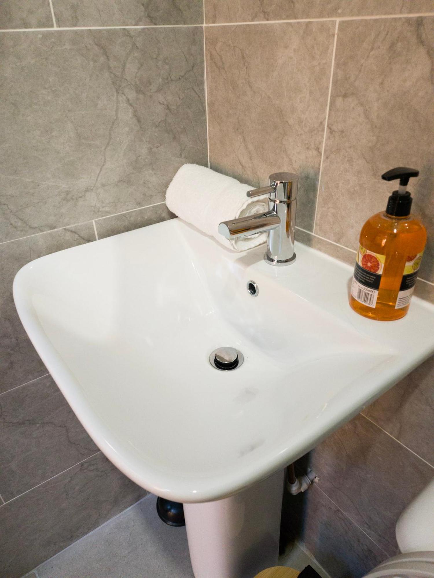 Plenty Of Parking Available; 3 Bedroom Apartment By Property Promise Cardiff Eksteriør billede